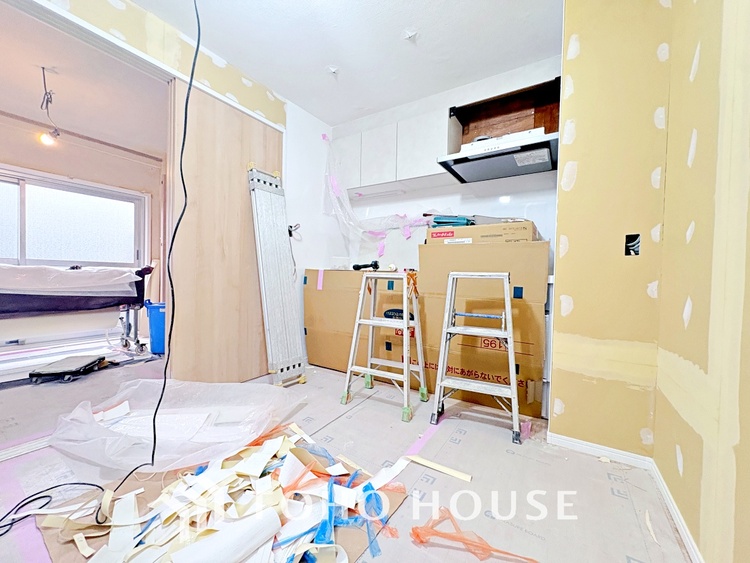 キッチン 【living】居心地のいい暮らしには欠かせない眩い採光。ゆったりとした幅の窓からこの空間に降り注ぐ採光が絶えない。明るいリビングこそ居心地のいい暮らしが待っているのだと思う。