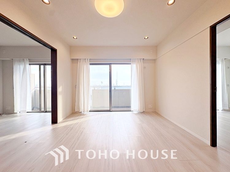 内装 忙しい朝でも、しっかり家族が揃って食事をして頂けるゆとりある大きさのダイニングスペース。リビングと和室の続き間は急な来客時になど使い勝手が良いです。実際の空間を体感してみて下さい！