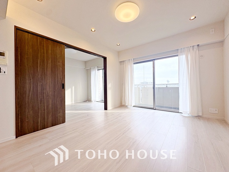 内装 【living】居心地のいい暮らしには欠かせない眩い採光。ゆったりとした幅の窓からこの空間に降り注ぐ採光が絶えない。明るいリビングこそ居心地のいい暮らしが待っているのだと思う。