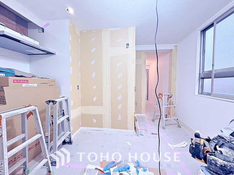 キッチン 【浴室】《一日の疲れを落としてくれる場所は、落ち着く場所でなければならない》　高級感溢れるカラーと大きさ・柔らかな曲線で構成された半身浴も楽しめるバスタブが心地よさをもたらします。