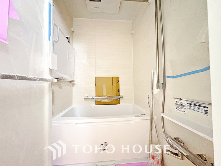 風呂 広々としたキッチンのシンクは、料理の準備と片付けを楽にし、使いやすさを最大限に引き立てます。