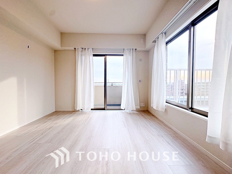 内装 風の通り道。舞い込んでくる風が優しく躍り、室内に爽やかな空気を運んでくる。そこに季節の息吹を感じて、いまがどんな季節なのかを実感する。