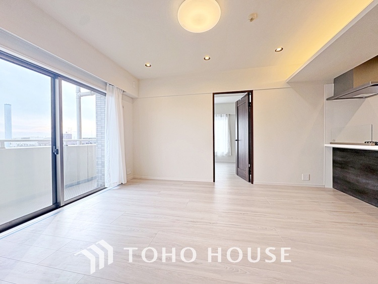 内装 叶えたかったのは落ち着きのあるナチュラルな風合い、そして開放感があるリビング。優雅な気分に浸れる幸せな時間を家族が自然と集まりたくなるこの空間で。