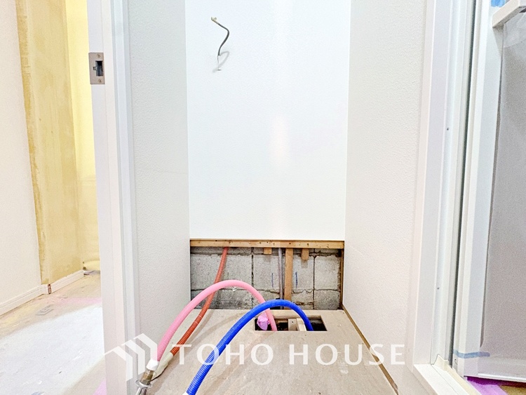 洗面 キッチンは家族の絆を育む大切な空間。シンプルで使い易いシステムキッチンで愉しく作る料理は愛情のある美味しいご馳走に。家族で使えるダイニングキッチンです。