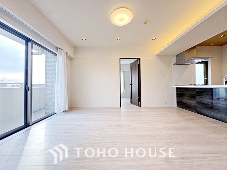 内装 ◆サンサンと◆差し込む太陽の光がこのリビングに笑いをもたらす。ソファの上のクッションがポカポカした暖気にぬくぬくと微睡んでいる。