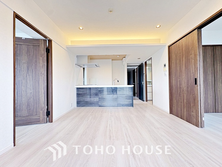 内装 ここはみんなが集い、食事と楽しい会話が始まる場所。話に夢中になりすぎて、ついつい時を忘れ、夜半過ぎになってしまう。そんな束の間の幸せを感じさせてくれます。