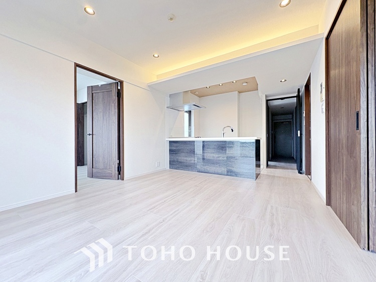 内装 使いやすく、明るい洋室に仕上がります。子供部屋や趣味のお部屋にご利用できます。ご自身で家具などを配置し、素敵な空間を創り上げられます。