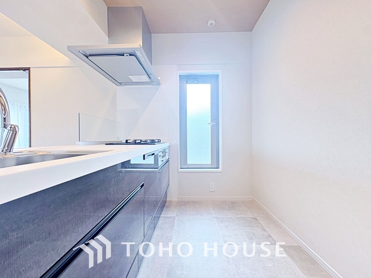 キッチン 手元の収納から、足元の収納までが全てスライド式で、奥のスペースまで有効に活用できます。奥まで上から見渡せるので、たまにしか使わない調理器具もサッと取出せます。