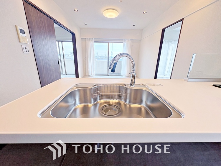 キッチン ◆愛育◆キッチンは家族の絆を育む大切な空間。シンプルで使い易いSystemKitchenで愉しく作る料理は愛情のある美味しいご馳走に。家族で使える広々としたダイニングキッチンです。