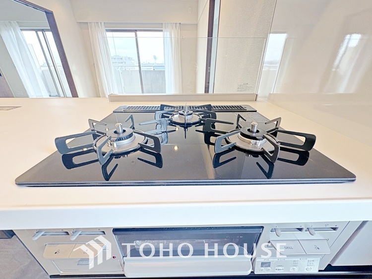 キッチン キッチンは家族の絆を育む大切な空間。シンプルで使い易いシステムキッチンで愉しく作る料理は愛情のある美味しいご馳走に。家族で使えるダイニングキッチンです。