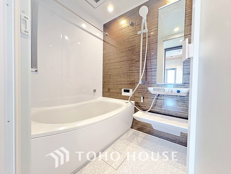 風呂 【浴室】《一日の疲れを落としてくれる場所は、落ち着く場所でなければならない》　高級感溢れるカラーと大きさ・柔らかな曲線で構成された半身浴も楽しめるバスタブが心地よさをもたらします。