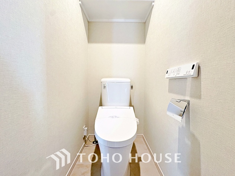 トイレ 清潔感あるホワイト調のクロスと温もり溢れるモダンカラーの床材が見事に調和した本邸宅は、毎日の生活を少しでも快適に過ごして頂ける様に落ち着いた雰囲気作りから行っています。