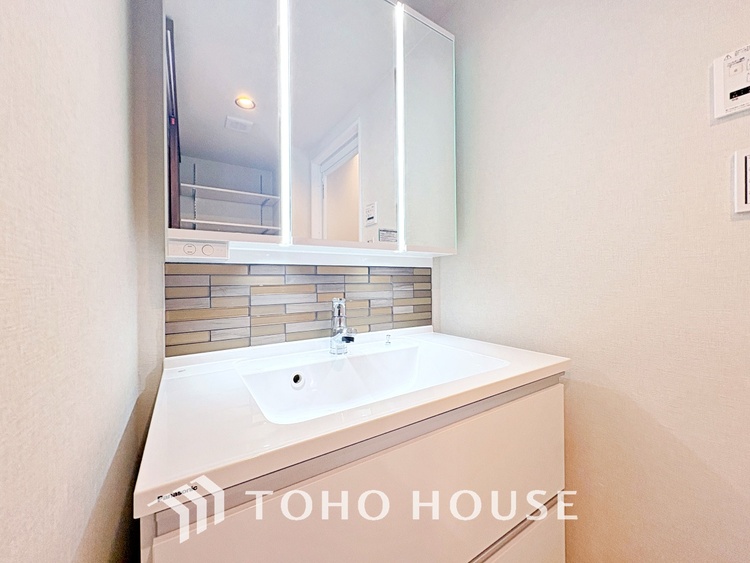 洗面 気持ちの良い朝をつくりだし、夕方には笑顔を取り戻させてくれるミラー。パウダールームはいつでも本来の自分を取り戻せる空間。明るく仕上げてあります。