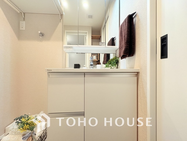 洗面 新規設置の洗面化粧台。収納豊富で使い勝手の良い3面鏡です