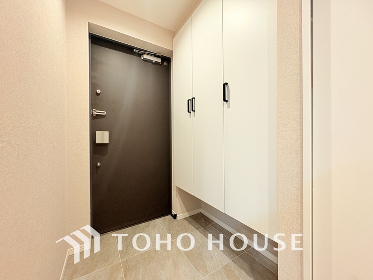 玄関 飾り過ぎないシンプルな内装の玄関