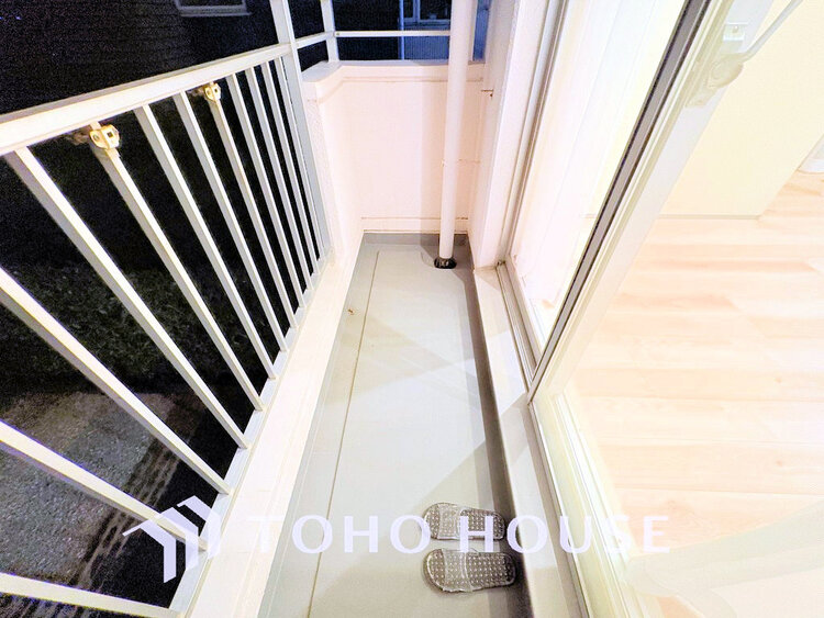 バルコニー 日当たりの良いバルコニーで晴れの日の洗濯物も楽しみになりますね