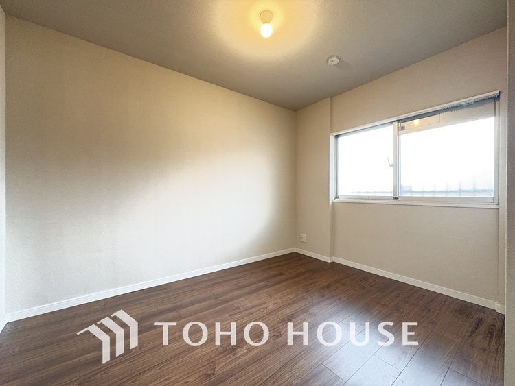 内装 採光もある洋室は、くつろぎのひと時を過ごすのにぴったり