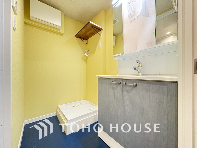 洗面 新規設置の洗面化粧台。収納豊富で使い勝手の良い3面鏡です