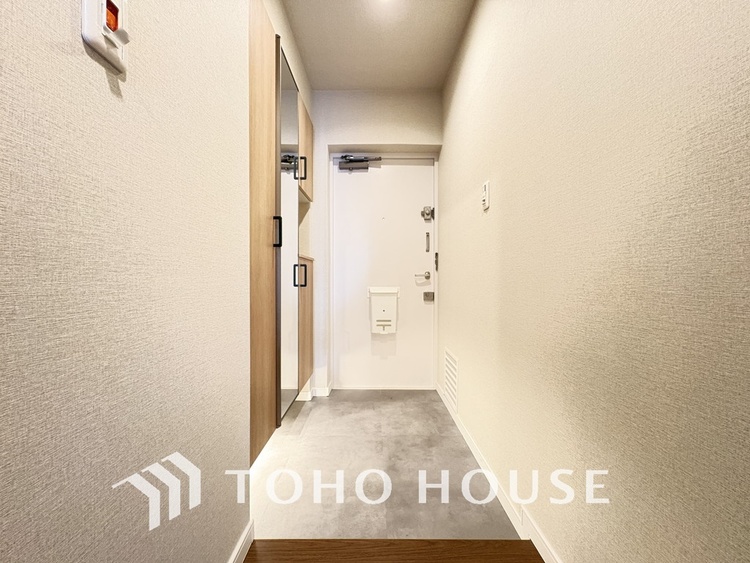 玄関 飾り過ぎないシンプルな内装の玄関