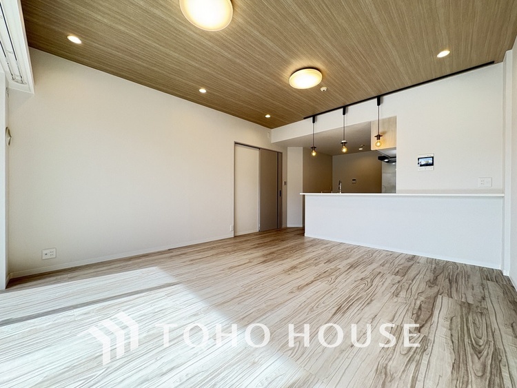 内装 広がりのある住空間、家族が集まるリビング・ダイニング