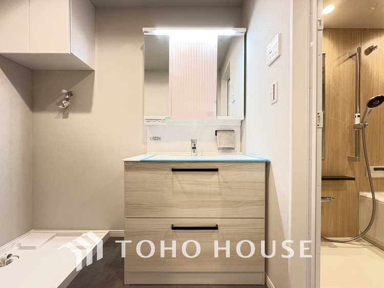 洗面 新規設置の洗面化粧台。収納豊富で使い勝手の良い3面鏡です