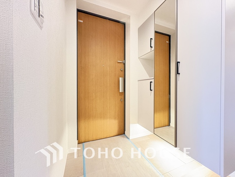 玄関 飾り過ぎないシンプルな内装の玄関