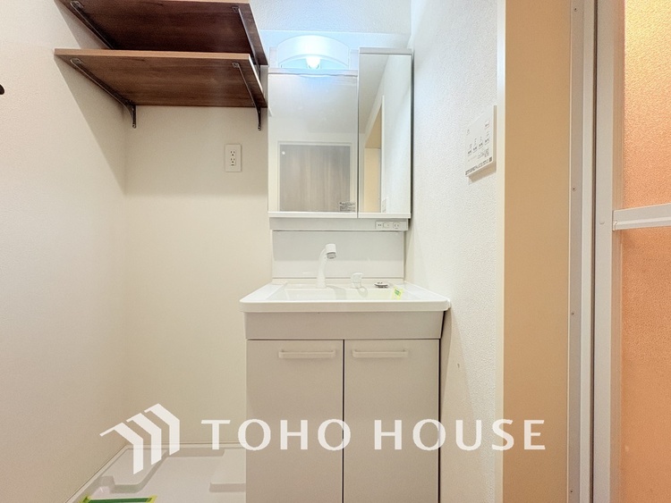 洗面 新規設置の洗面化粧台。収納豊富で使い勝手の良い3面鏡です