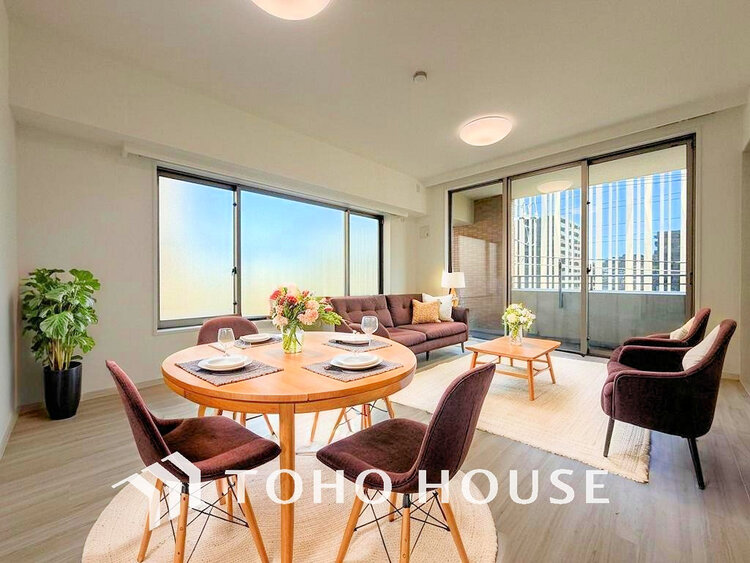 内装 広がりのある住空間、家族が集まるリビング・ダイニング(家具は全てCGです)