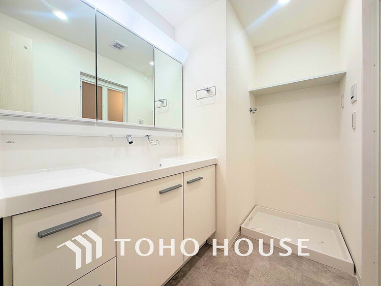 洗面 白を基調とした清潔感のある洗面室で朝の身支度を