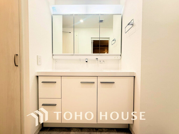 洗面 落ち着きのある色合いでまとめられた洗面室