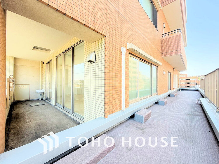 バルコニー 日当たりの良いバルコニーで晴れの日の洗濯物も楽しみになりますね