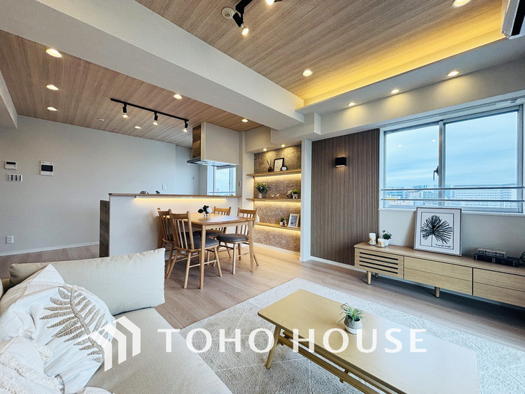 内装 広がりのある住空間、家族が集まるリビング・ダイニング