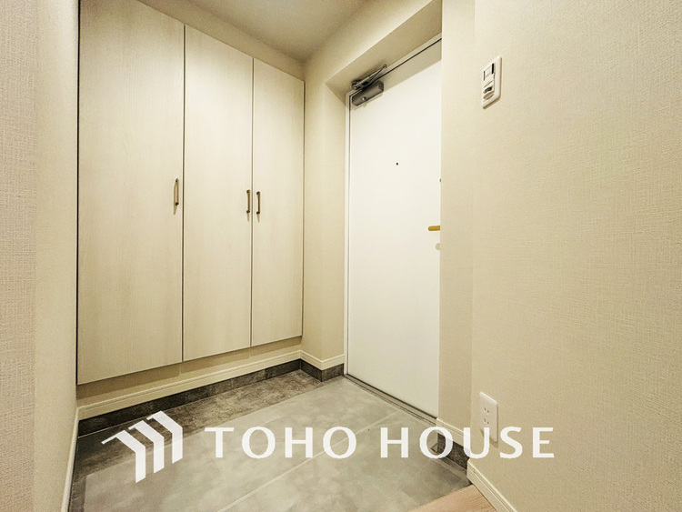 玄関 飾り過ぎないシンプルな内装の玄関