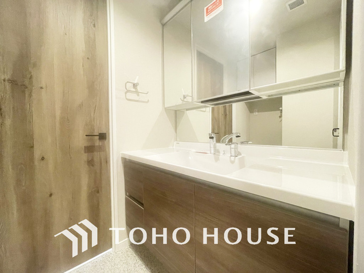 洗面 新規設置の洗面化粧台。収納豊富で使い勝手の良い3面鏡です