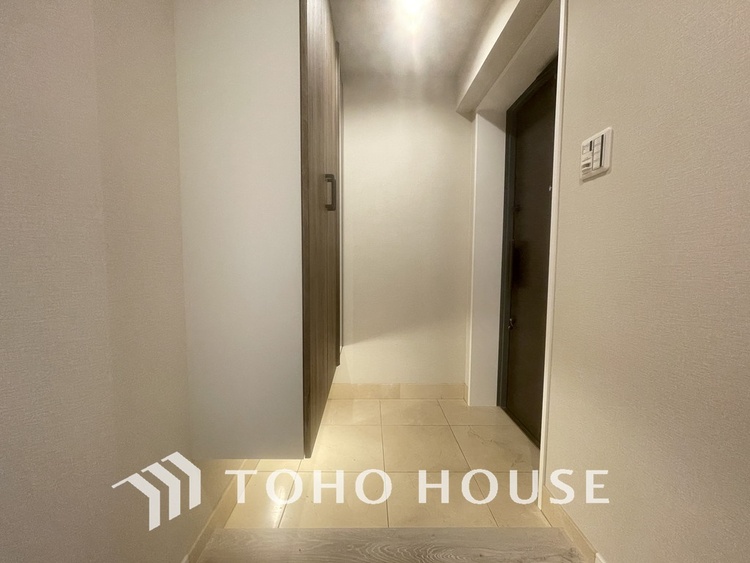 玄関 飾り過ぎないシンプルな内装の玄関