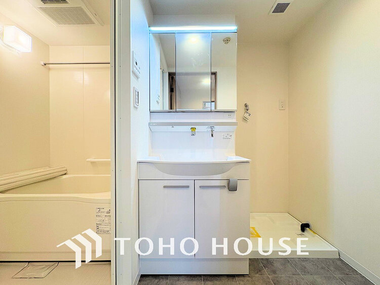 洗面 白を基調とした清潔感のある洗面室で朝の身支度を