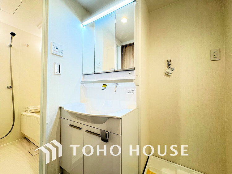 洗面 落ち着きのある色合いでまとめられた洗面室