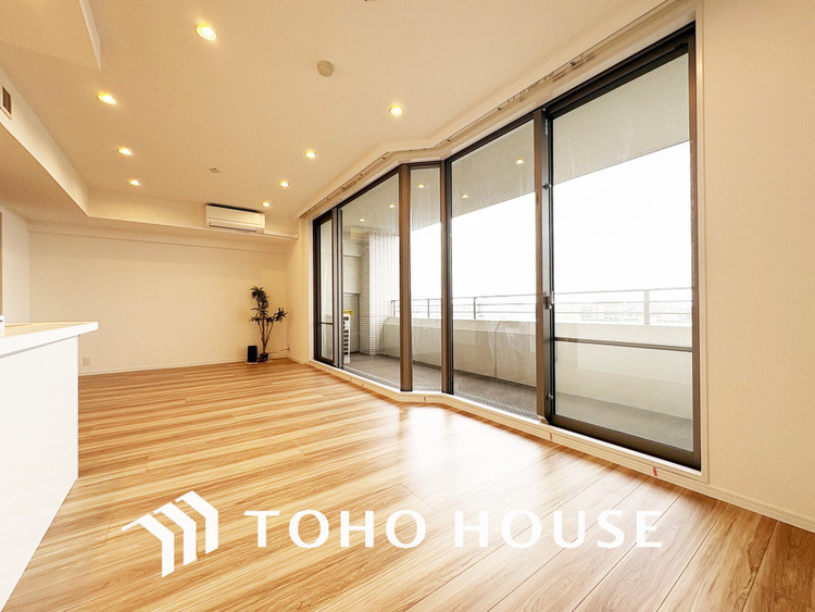 内装 窓が多いリビングルームは採光も十分、家族団らんの空間にピッタリです