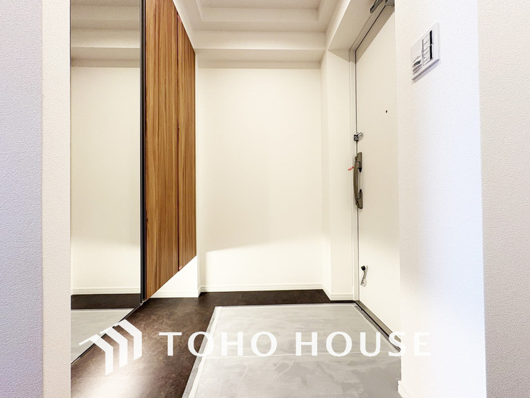 玄関 落ち着いた雰囲気の玄関、家族の帰りを暖かく迎えてくれます