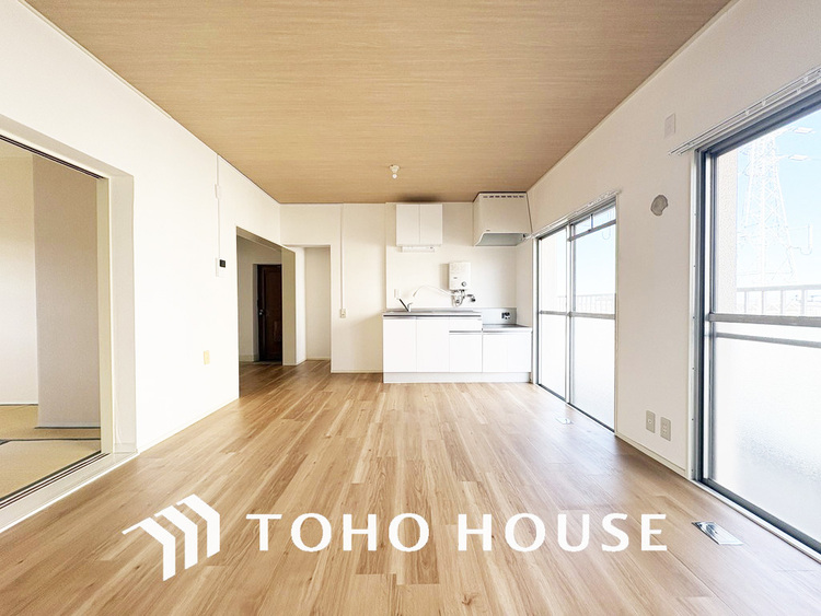 内装 広がりのある住空間、家族が集まるリビング・ダイニング