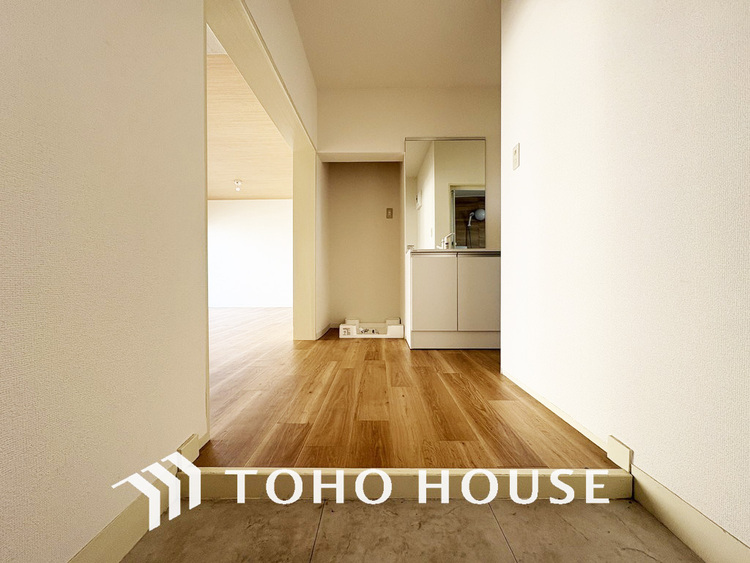 玄関 飾り過ぎないシンプルな内装の玄関