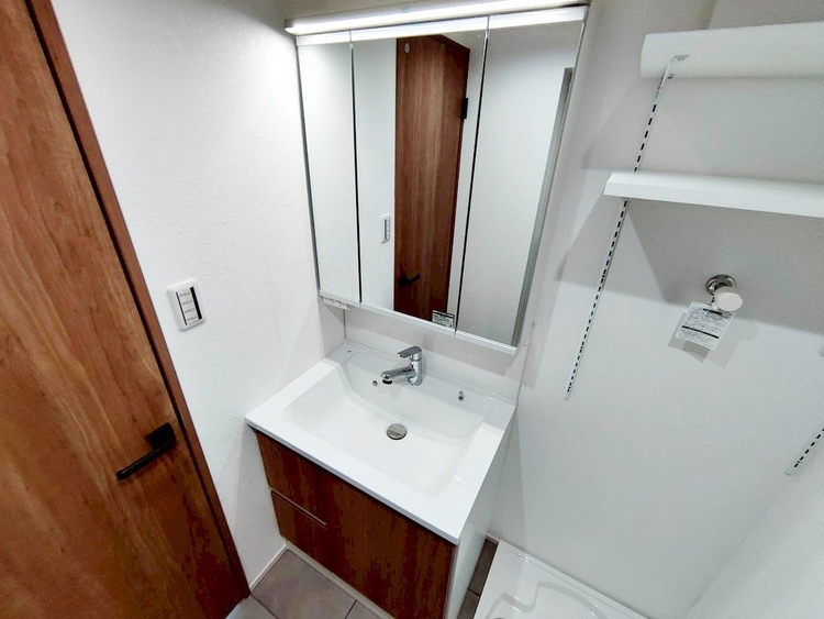 その他 清潔感を感じられる洗面化粧台。