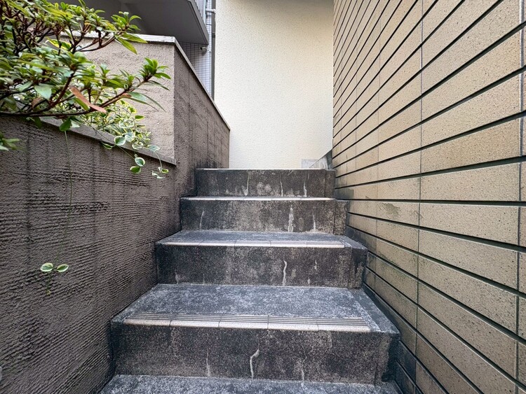 その他 共用部の階段です。明るく清潔に管理されています。