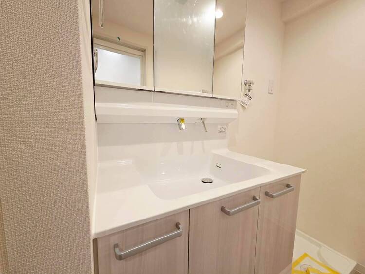 その他 清潔感を感じられる洗面化粧台。