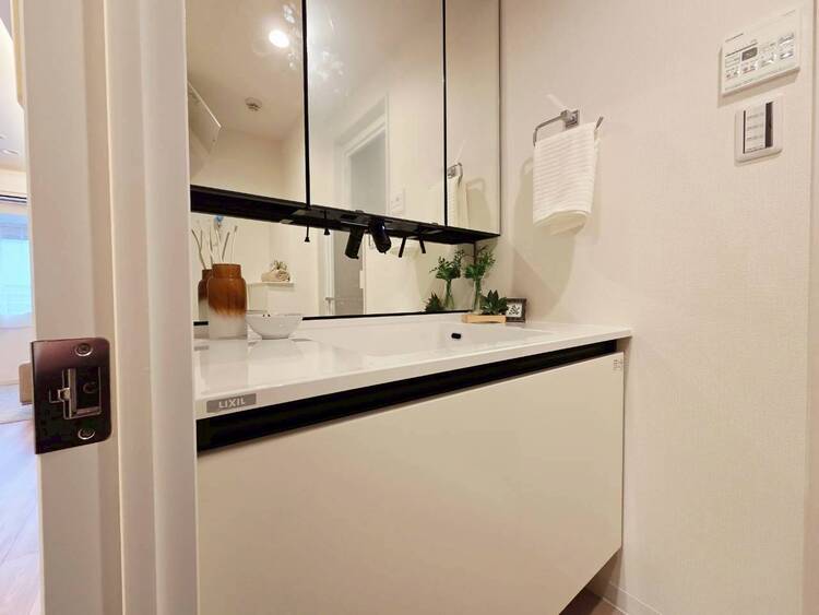 その他 清潔感を感じられる洗面化粧台。