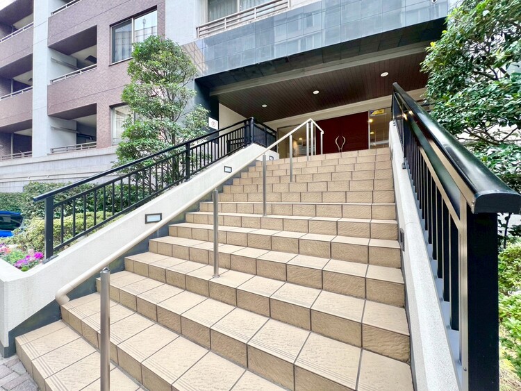 その他 共用部の階段です。明るく清潔に管理されています。