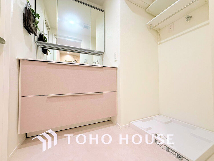 洗面 白を基調とした清潔感のある洗面室で朝の身支度を