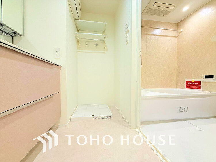 洗面 落ち着きのある色合いでまとめられた洗面室