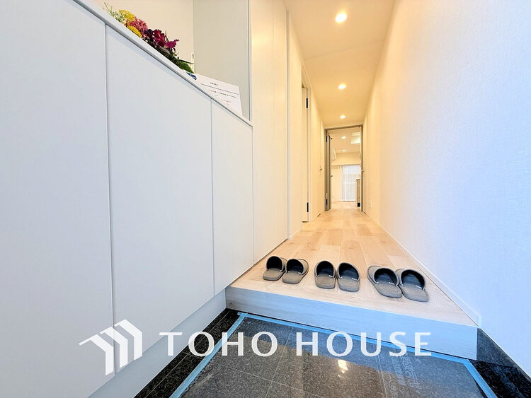 玄関 落ち着いた雰囲気の玄関、家族の帰りを暖かく迎えてくれます