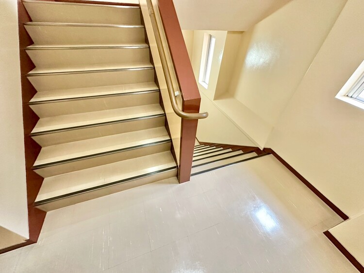 その他 共用部の階段です。明るく清潔に管理されています。